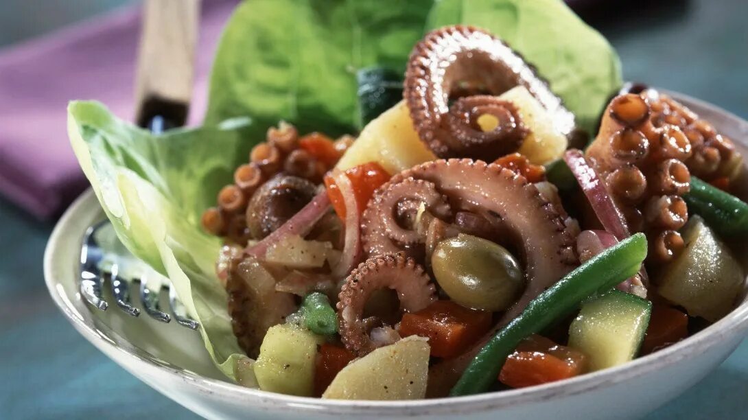 Осьминог можно кушать. Octopus salad. salad squid summer. осьминог польза и вред для организма мужчины.