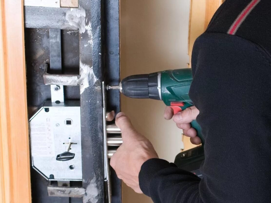 Врезка замка в межкомнатную дверь. Установка врезного замка дверь. Вставка для замка в металлическую дверь. Врезка замка в межкомнатную дверь. Врезка замка в межкомнатную дверь.