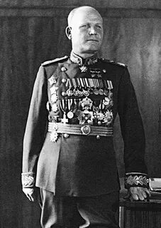 Какими операциями командовал конев