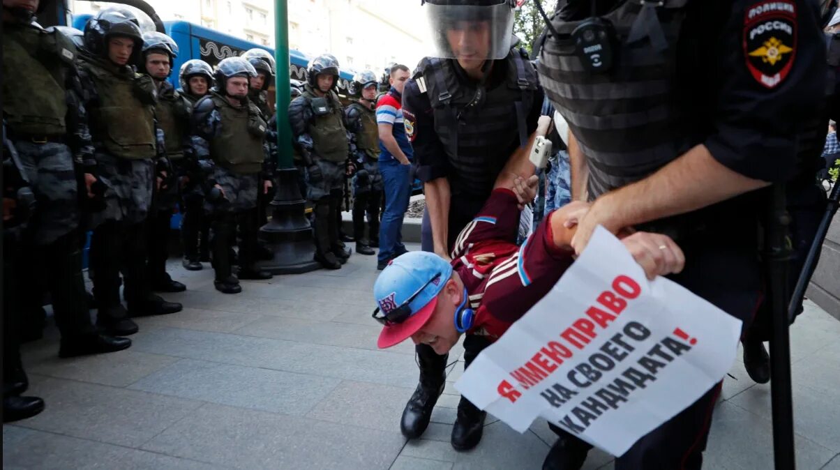 Народов росгвардия. Росгвардия на митингах против Путина. Полицейские бьют лежачих на митингах. Разгоняют митинги Мем про полицию.