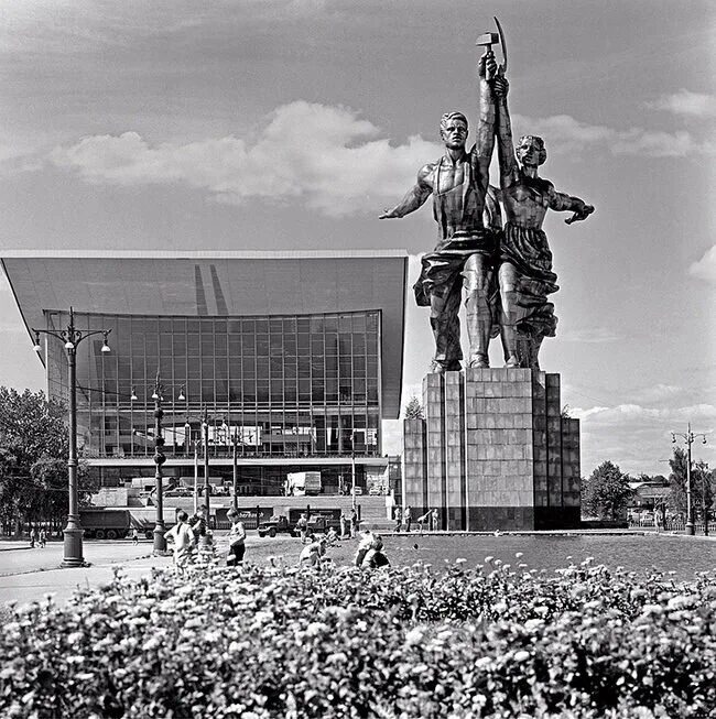 Мосфильм вднх. Монумент «рабочий и колхозница» веры Мухиной (1937). Павильон рабочий и колхозница на ВДНХ. Памятник рабочий и колхозница в Москве на ВДНХ. Рабочий и колхозница памятник СССР.