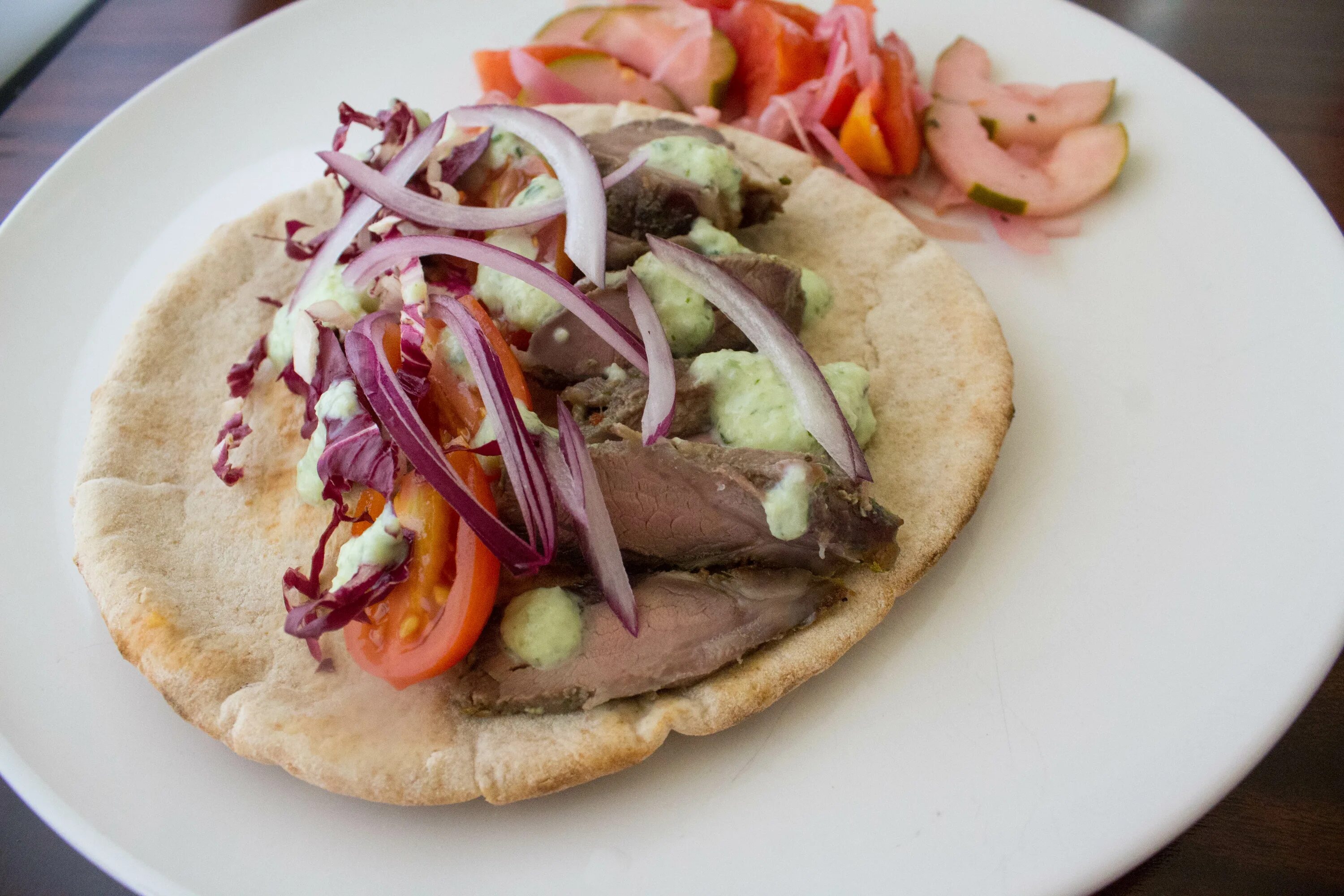 Gyro. Gyro sandwich. соус для гиро. гирос соус рецепт. как делают соус для гиро.