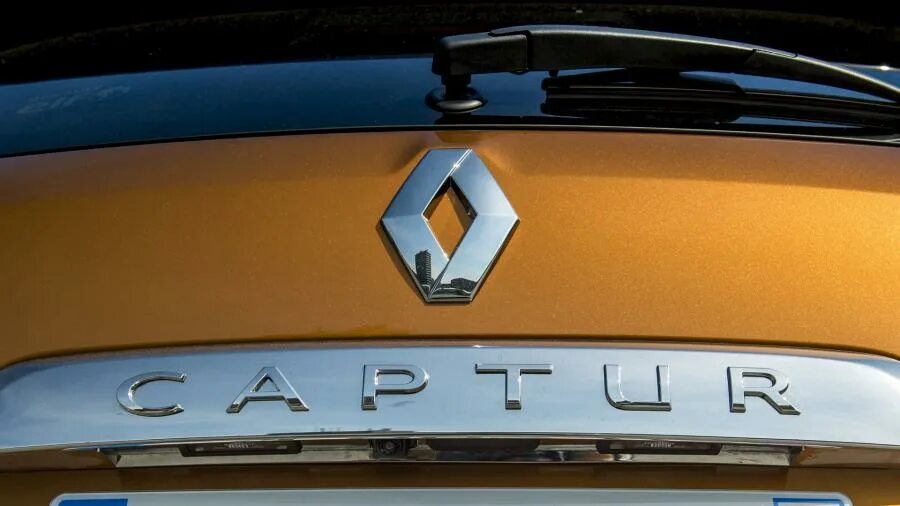 Рено каптур хэтчбек. Renault kaptur. Renault captur логотип. Каптюр надпись. Рено каптур значок.