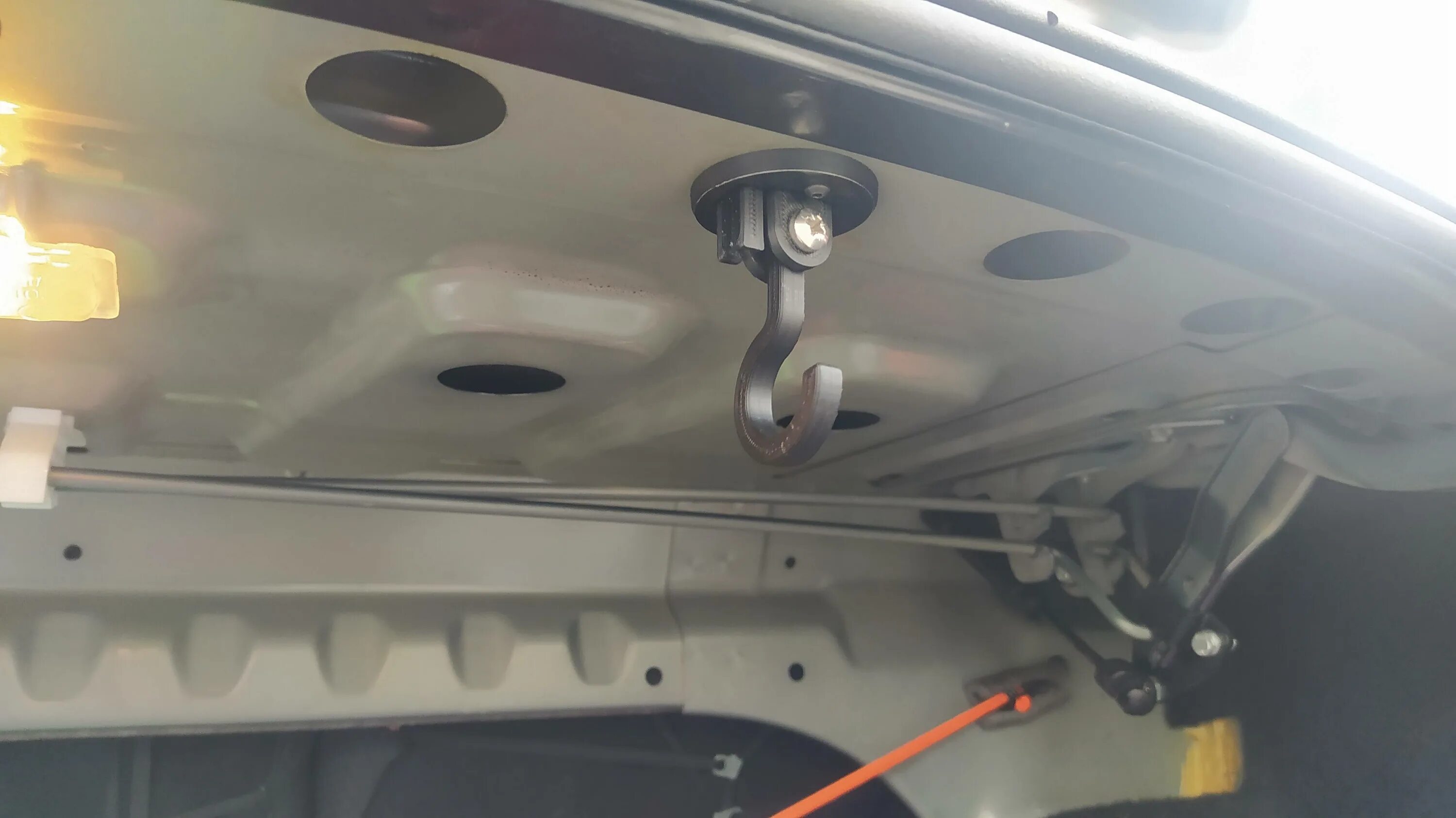 Плохо закрывается багажник калина хэтчбек 1. Газовые упоры багажника чери амулет. Замок багажника гранта лифтбек. Не закрывается багажник на гранте. Не закрывается багажник на гранте.