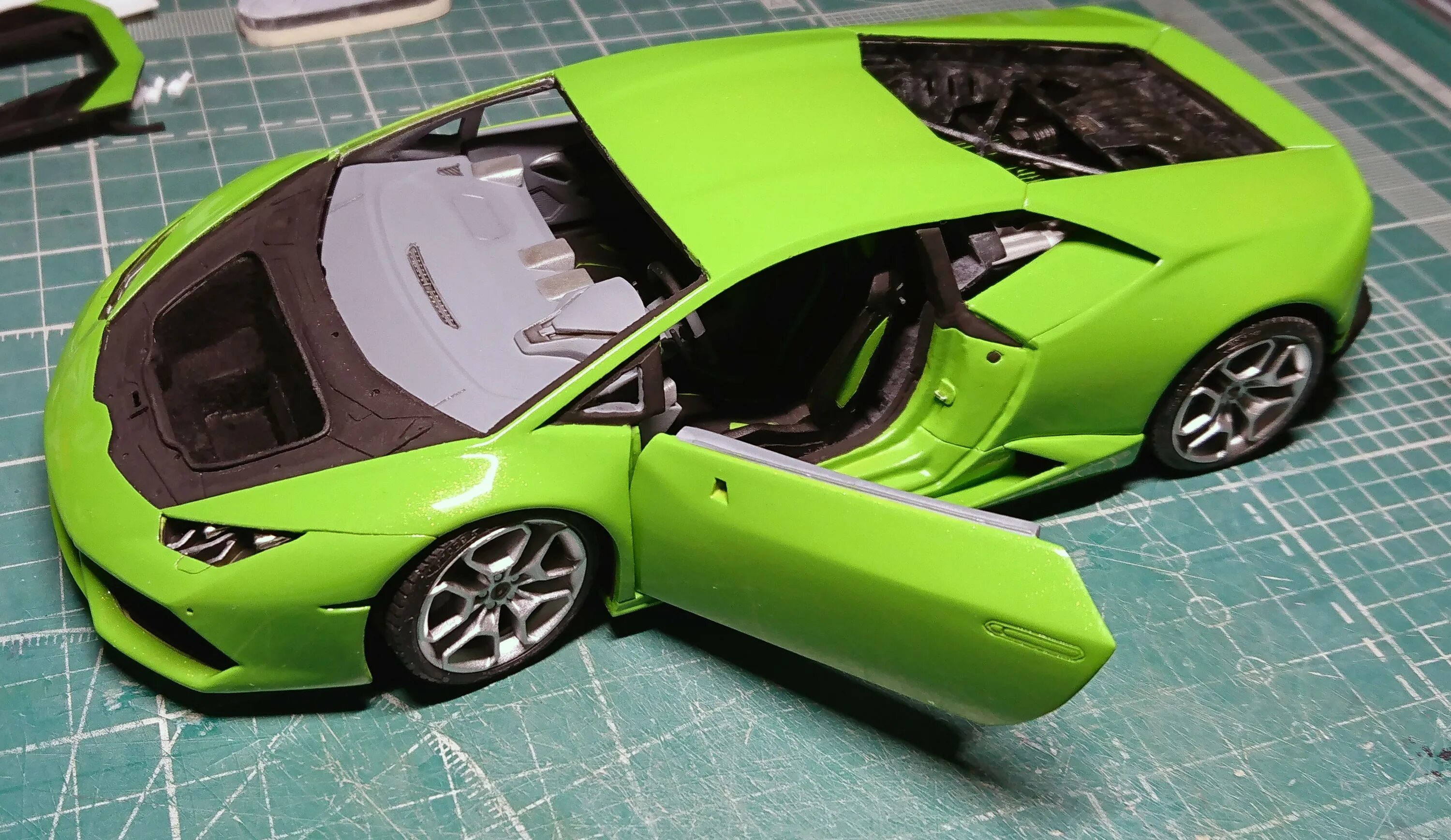 Мод ламборгини хуракан. Lamborghini Huracan Scale 1 1 8. Nikko Lamborghini Huracan 1:10. Сборная модель Lamborghini Huracan. Aoshima Lamborghini Huracan.