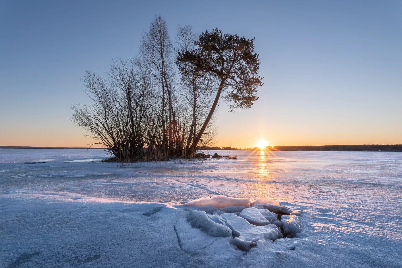 Онего пудож. Онежское озеро зимой. Чудское озеро. Чудское озеро зимой. Озеро Онего Карелия.