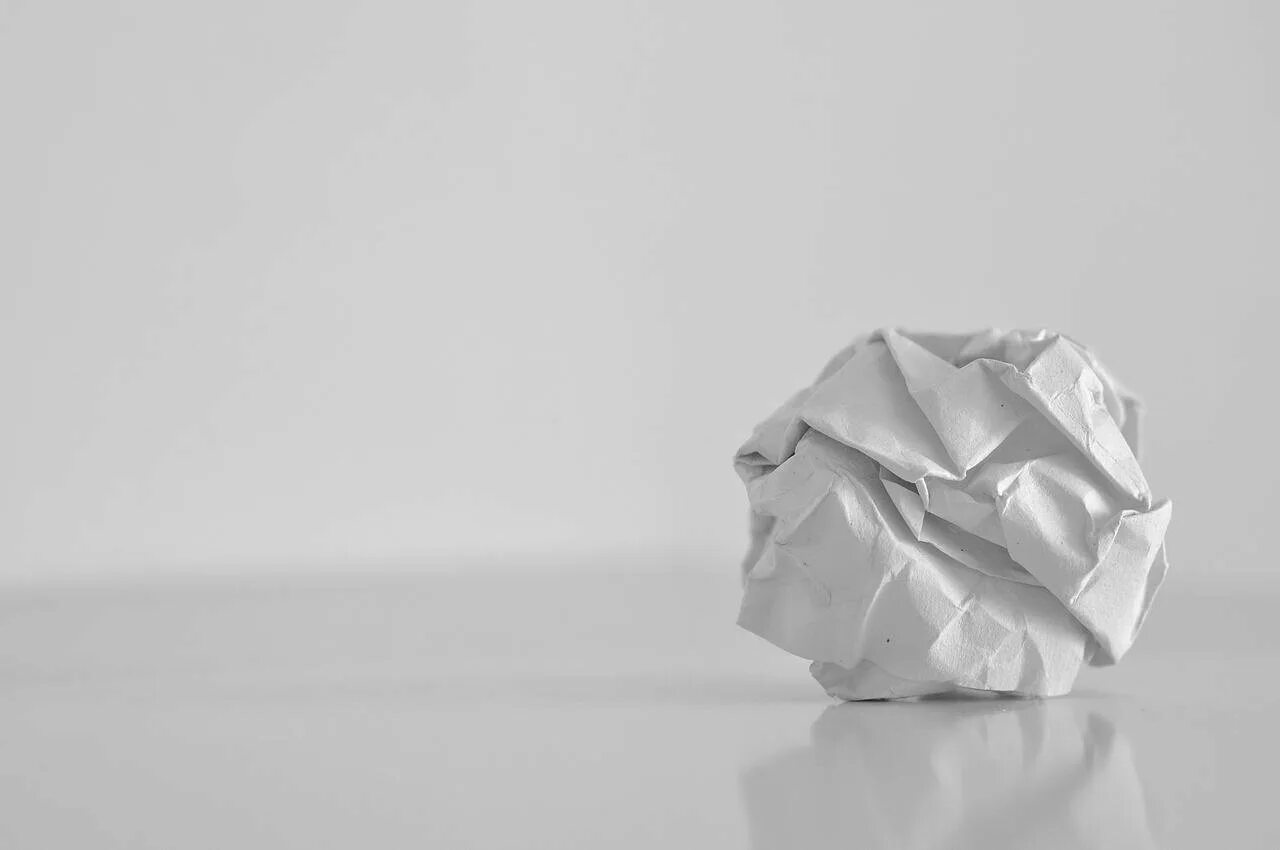 Бумага поняла. Мятая бумага. скомканная бумага. скомканный лист бумаги. мятая бумага скомканная.