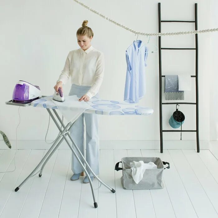 Гладить сидя. Гладить сидя. Гладильная доска для брюк. Sleeve genie приспособление для глажки рукавов. Гладит собаку.