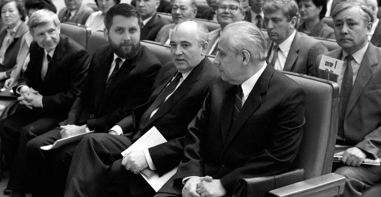 1989 открылся первый. Первый съезд народных депутатов 1989. 1989 открылся первый. Открытие первого макдональдса в москве в 1990 году. Очередь в первый макдональдс в москве 1990.