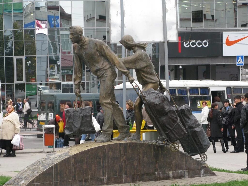 Челноки в 90 х. Памятник челнокам в Белгороде. Памятники первым челнокам в России. Сумка челнока.