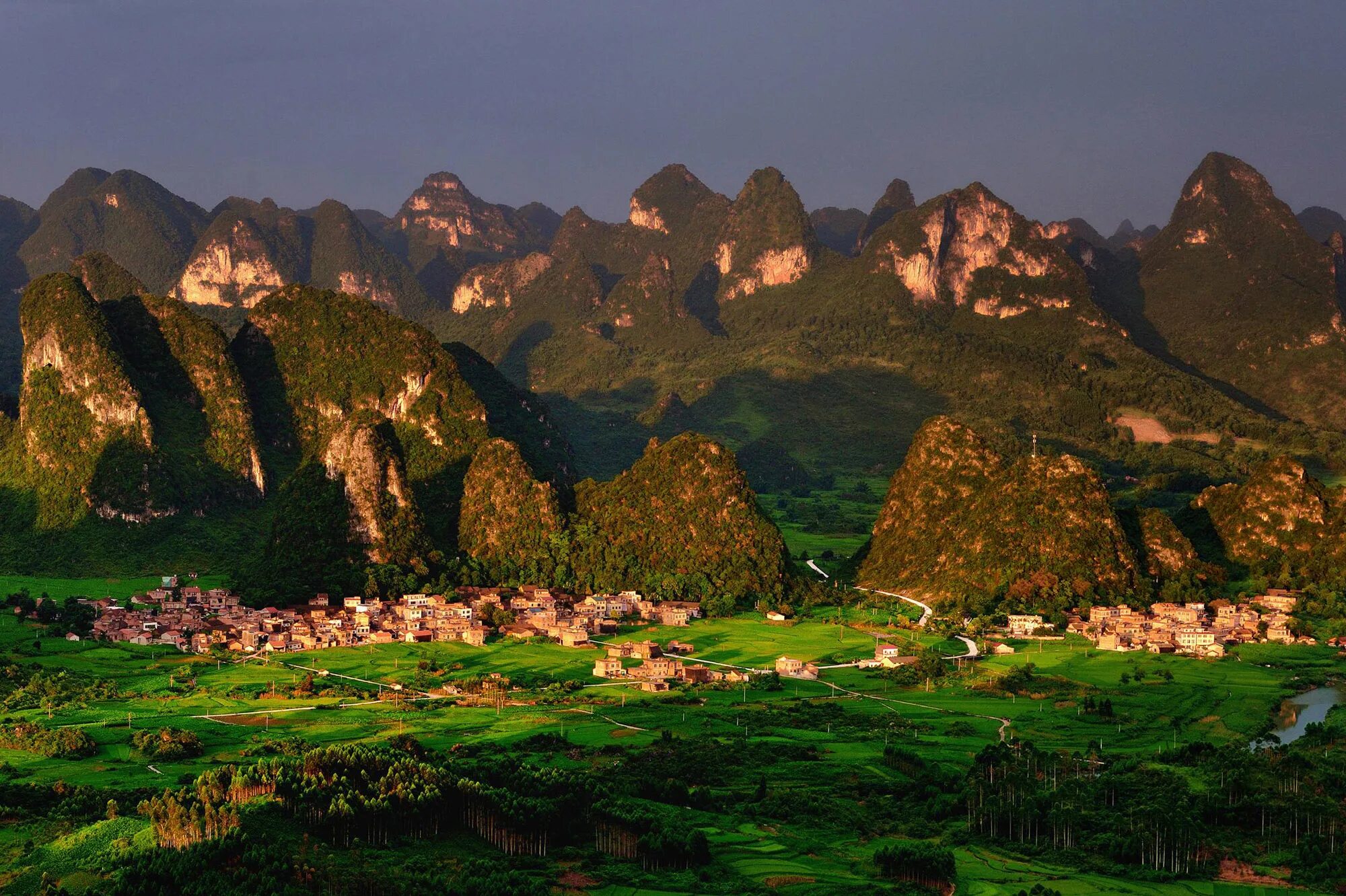 Карстовые горы гуанси китай. Национальный парк хуаншань. Яншо, провинция гуанси, китай. Южный китай горы. Южный китай горы.