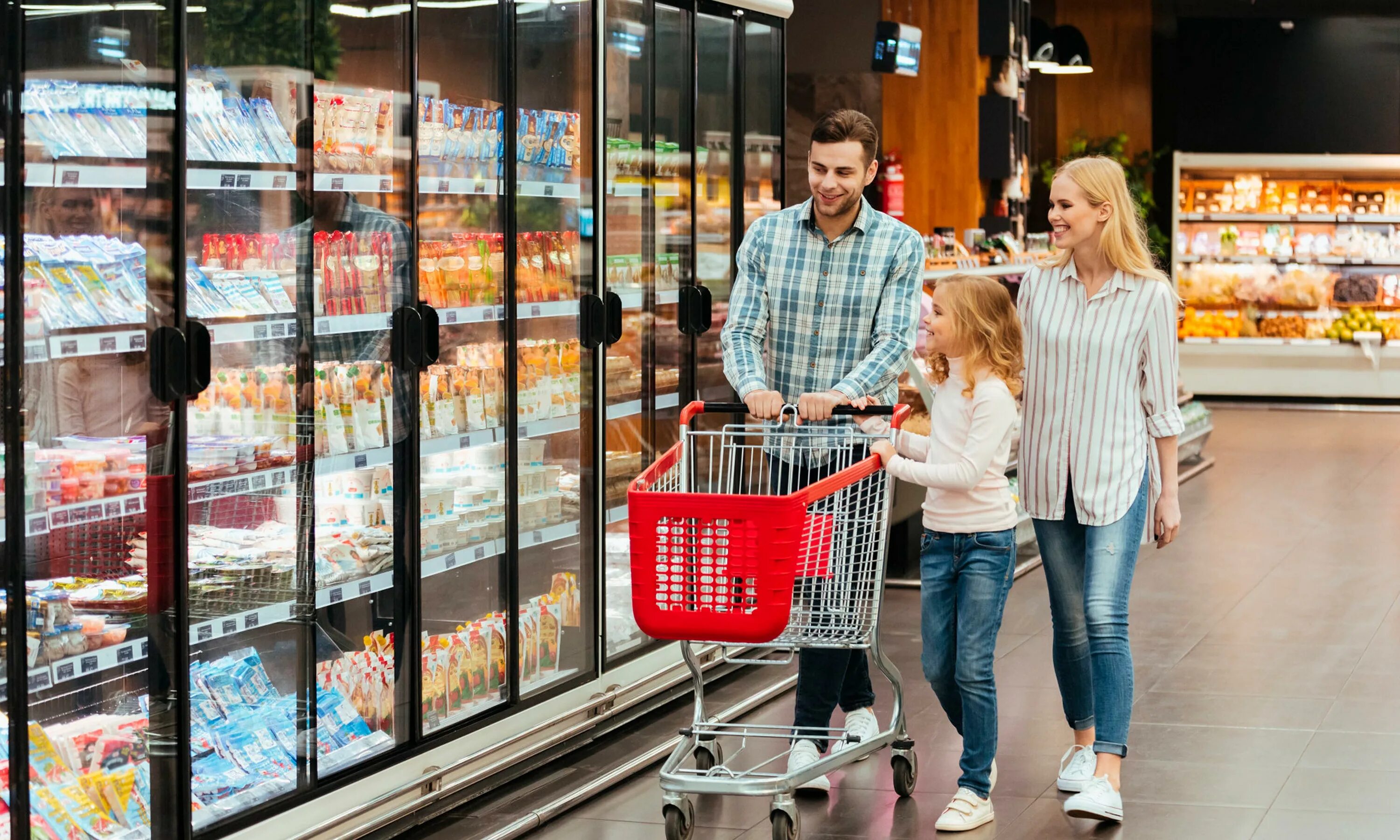 Markets shop ru. Семья в супермаркете. Счастливая семья в супермаркете. Люди в магазине. Семейный шоппинг.