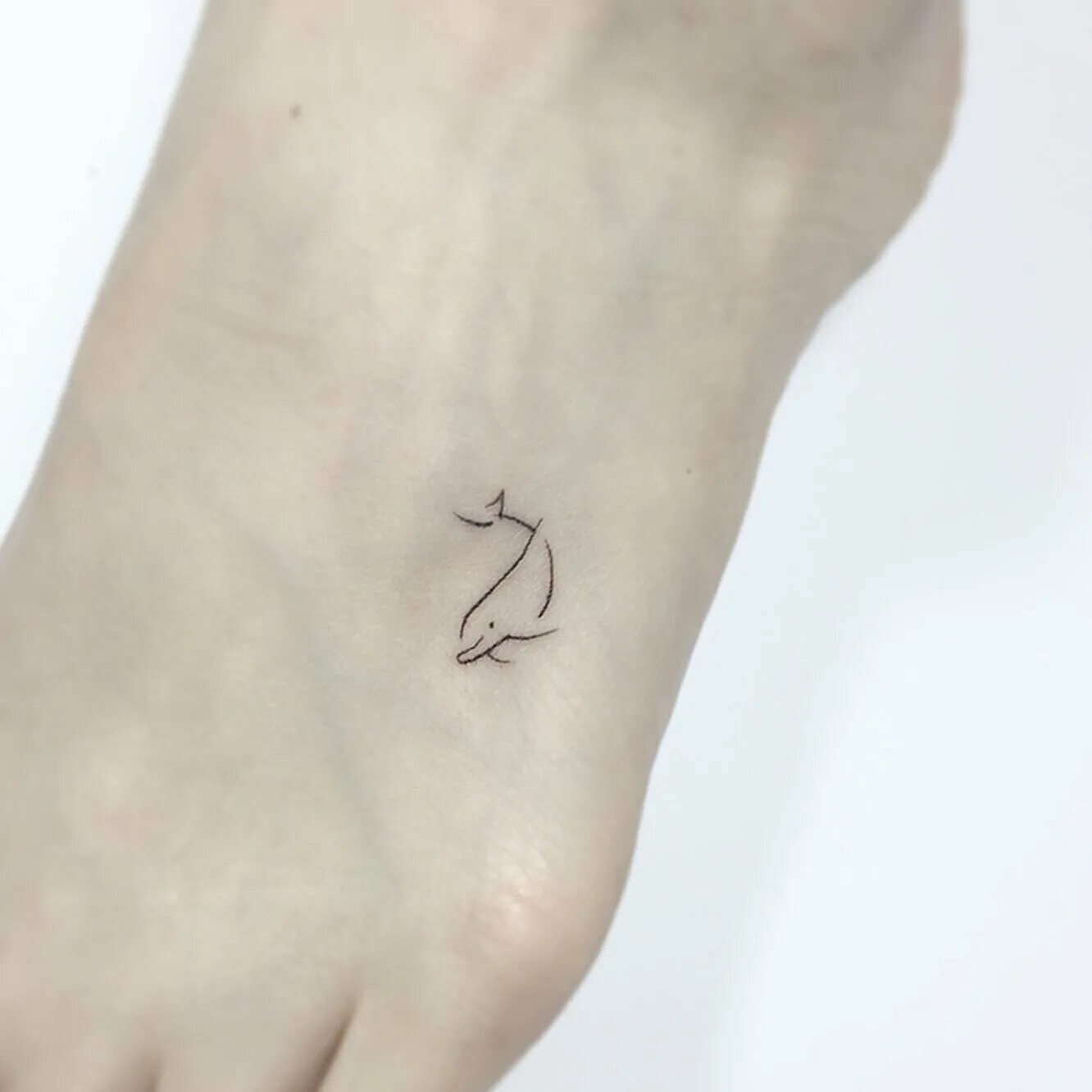 Татуировки со смыслом. Маленькие татуировки со смыслом. Маленькие татуировки для девушек на запястье. Тонкие мини тату. Татуировки маленькие надписи.