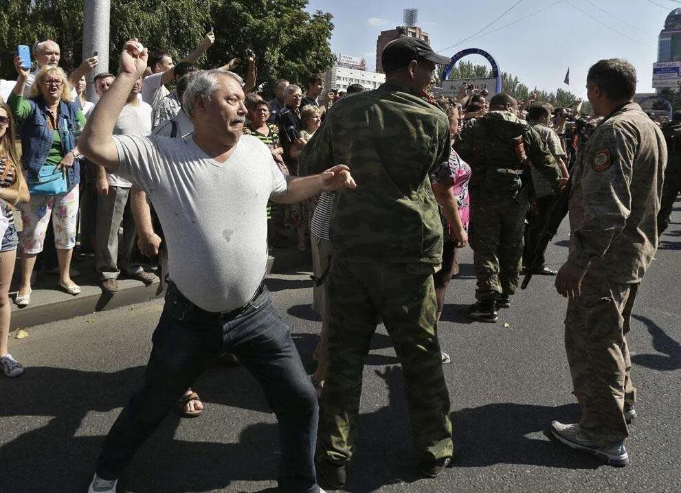 Донецк 24 августа 2014 парад пленных. Пленные российские солдаты. Пленный 2014. Марш уна унсо киев. Парад военнопленных в донецке 2014.