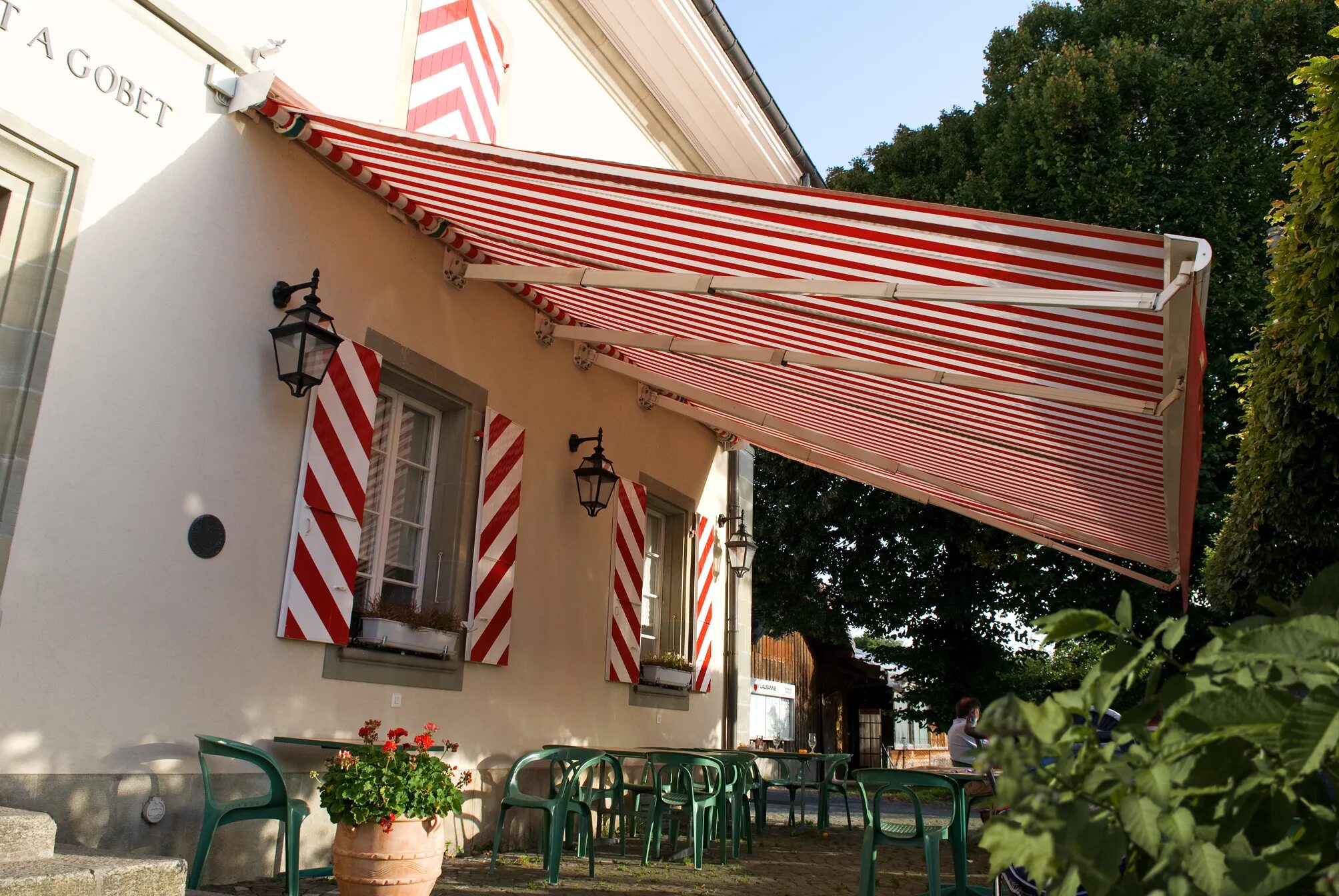 Навес над окном. Маркиза над. Маркиза над. Навес маркиза castorama. Козырьки маркизы.