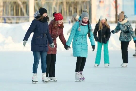 Катки омск 2022. Спорткомплекс красная звезда омск. Первомайский каток омск. Каток омск. Каток вокруг света омск.