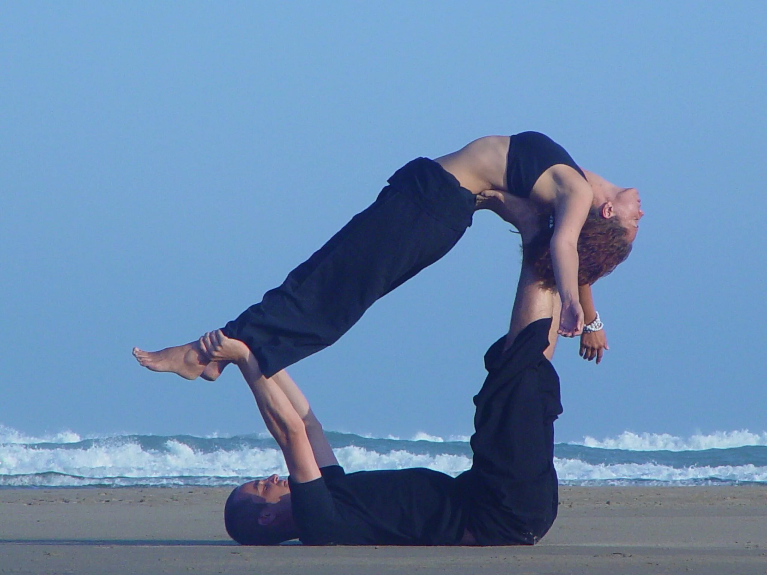 2 человека в 1 фото. Парная йога. Йога для двоих. Упражнения для йоги для двоих.