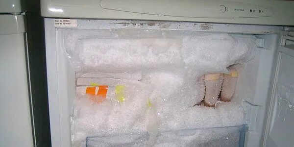 Вода после разморозки. Холодильник Индезит ноу Фрост намерзает лед. Холодильник Индезит ноу Фрост морозилка. Морозилка Атлант ноу Фрост. Намерзает холодильник Индезит.
