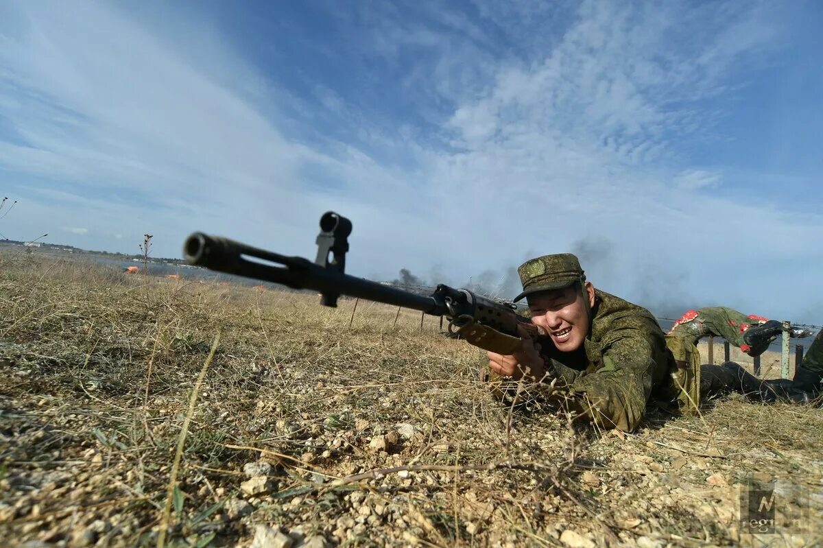 Выстрел россия 2015. Велась стрельба. Выстрел из пневматического пистолета. Велась стрельба. Стрельба в тире из боевого оружия.