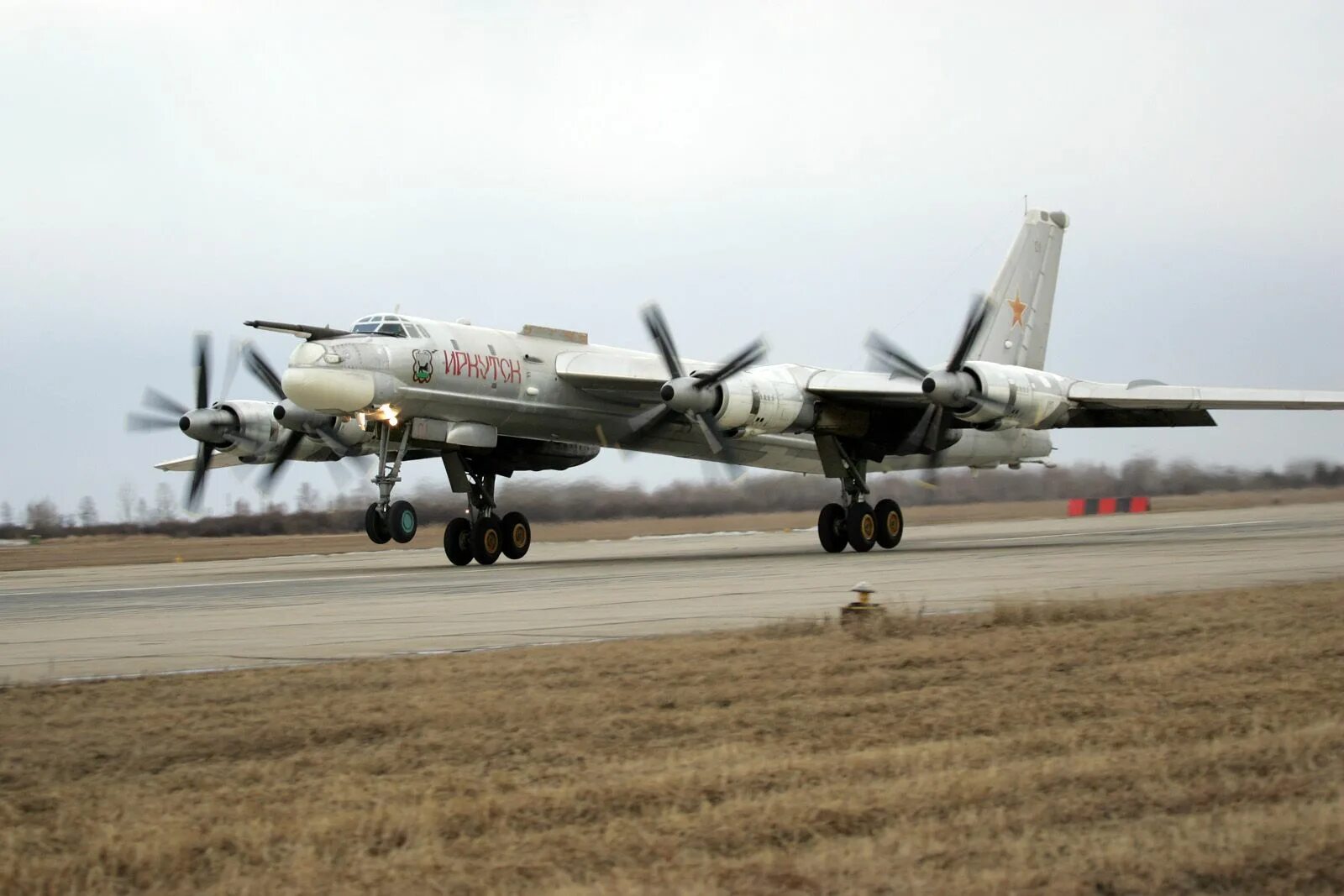 Стратегический турбовинтовой бомбардировщик ту-95мс. Ту-95мсм. Стратегический турбовинтовой бомбардировщик ту-95мс. Ту-95 самолет. Стратегический турбовинтовой бомбардировщик ту-95мс.