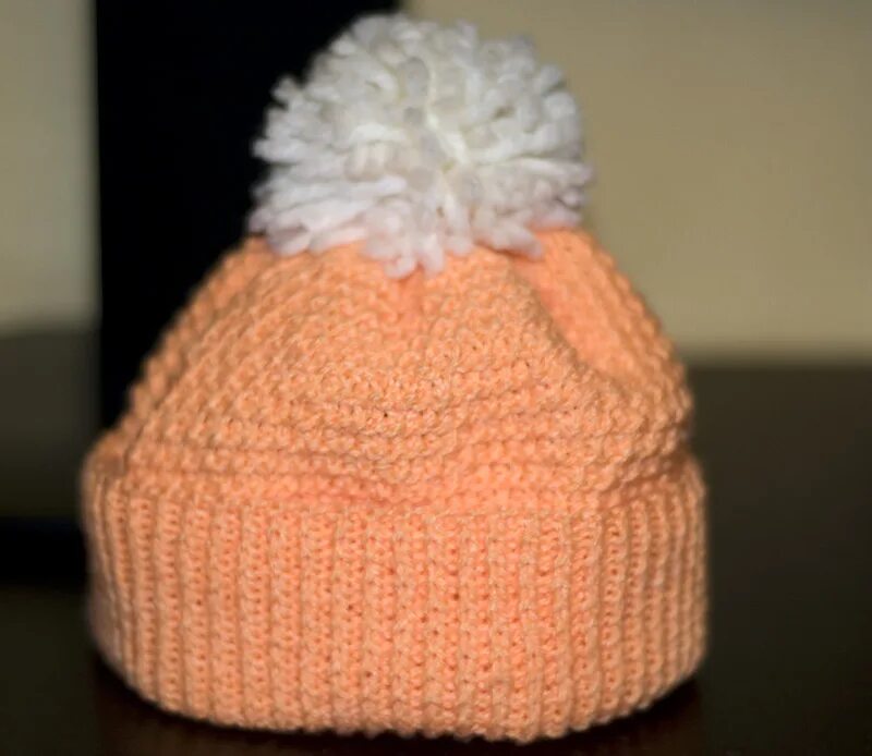 женские летние шапочки. квадратная вязаная шапка. шапка квадратная с ушками. шапка женская зимняя с двумя помпонами. вязаные шапки с косами спицами.