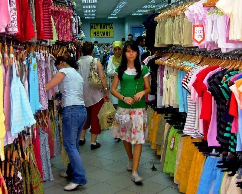 Где купить турецкие. Рынок одежды. Базар одежда. Женская одежда на рынке. Турция рынок одежды.
