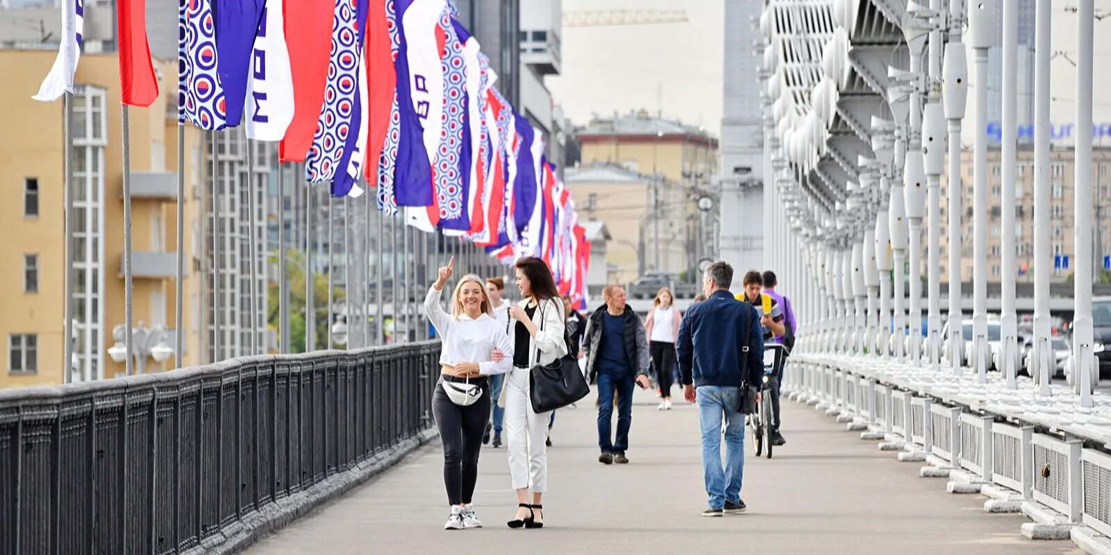 Участвует в жизни города. С днем города Москва. Жители Москвы. Люди на улицах Москвы. Массовые мероприятия.