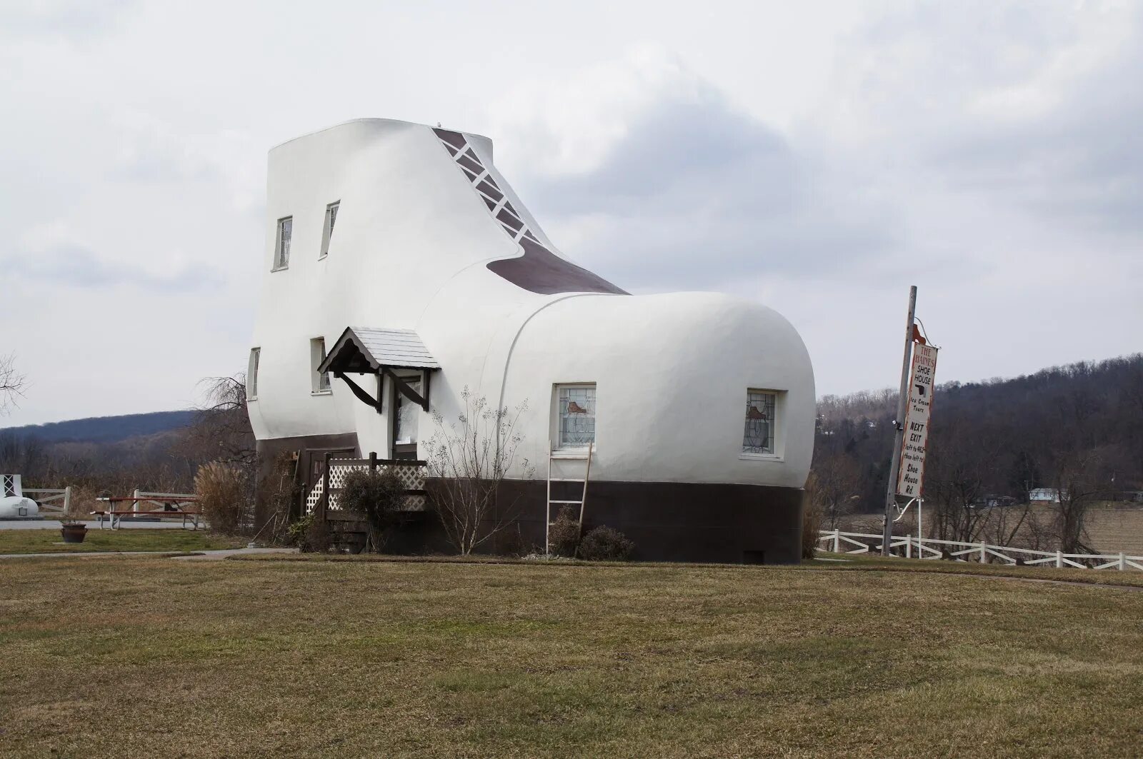 Дом ботинка. Дом-башмак (shoe house). пенсильвания, америка.. дом ботинок в пенсильвании. дом-ботинок, штат пенсильвания, сша.. дом-башмак в штате пенсильвания сша.