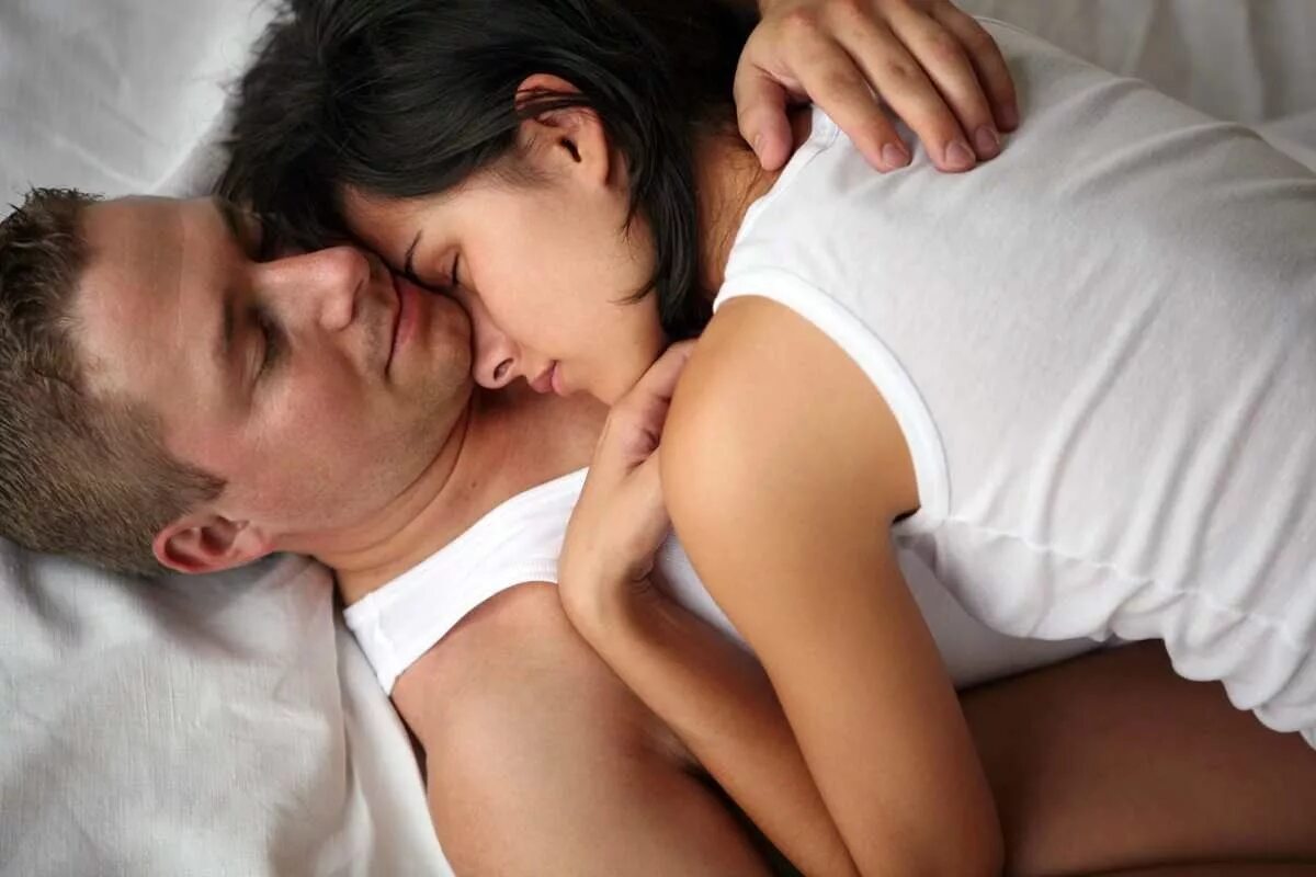 Мужчина снизу женщины. Сон в обнимку. Спать в обнимку.
