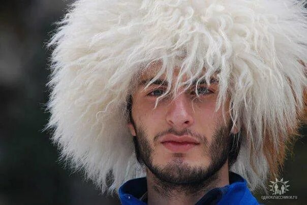 В белой папахе в синеву эльбрус красавец