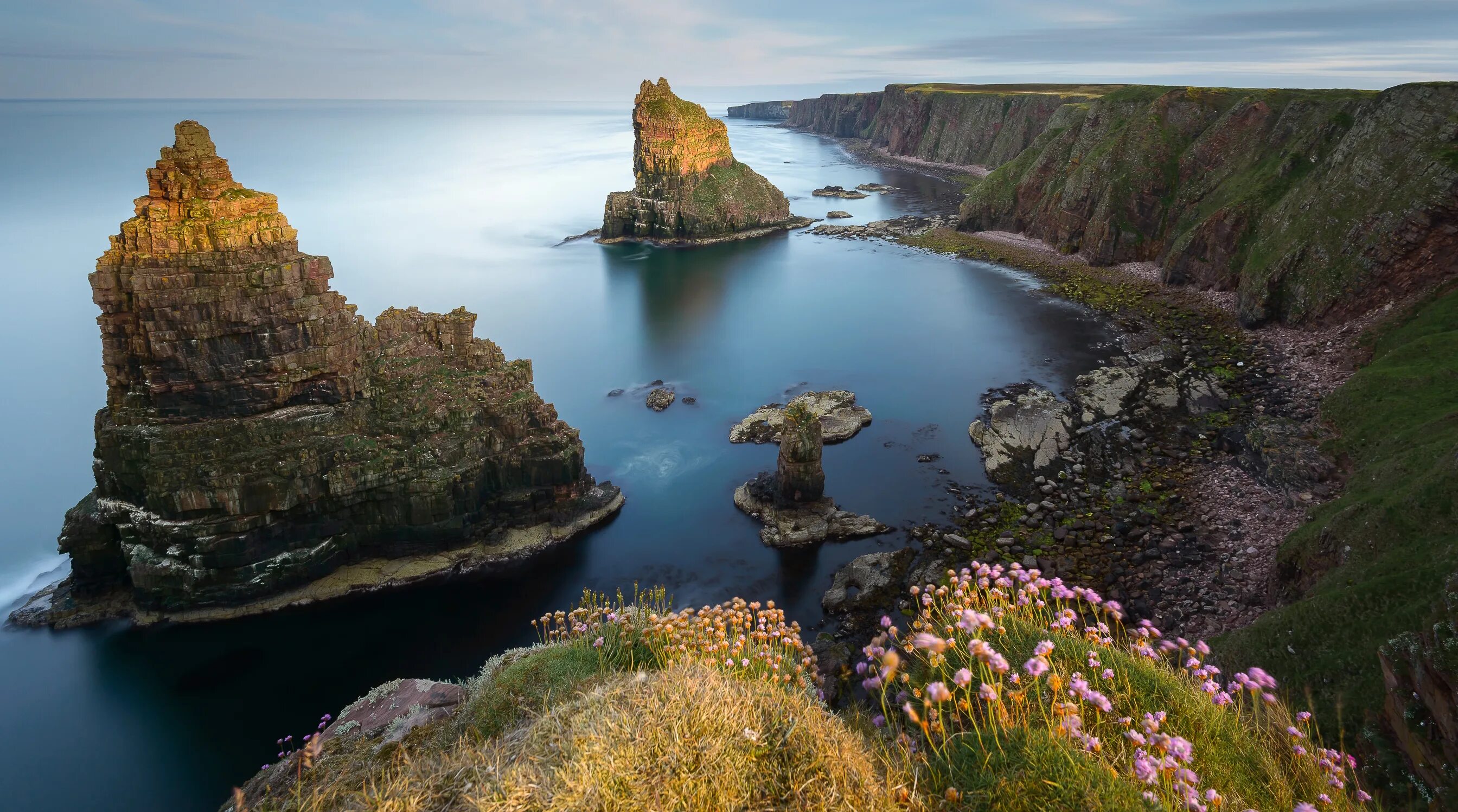 Seas of britain. Duncansby Stacks Шотландия. Шотландия скалы. Остров Скай Шотландия. Западное побережье Оркнейских островов, Шотландия..