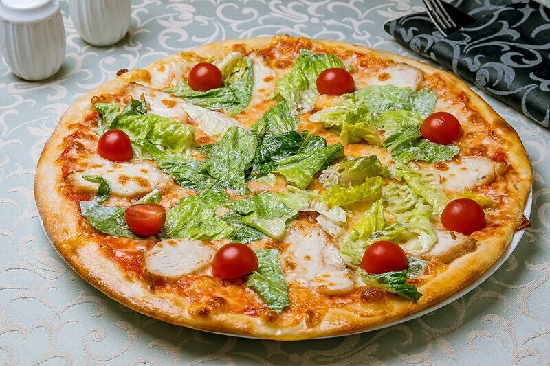 Пиццаход. Пицца с листьями салата. Пицца с зеленью.