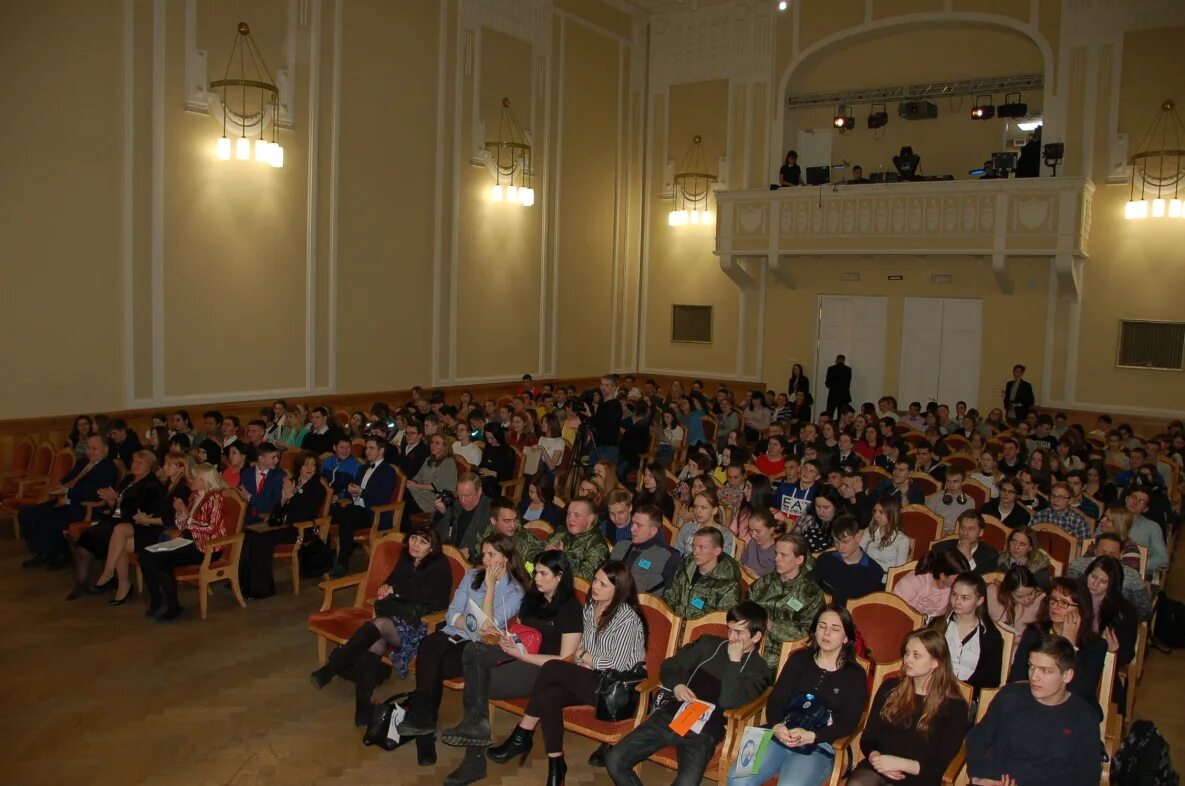 Дворец учащейся молодежи спб сайт. Дом молодежи Петроградского района. Дом молодежи Санкт-Петербурга зал. Дом молодежи Царскосельский. Дом молодежи СПБ зал.