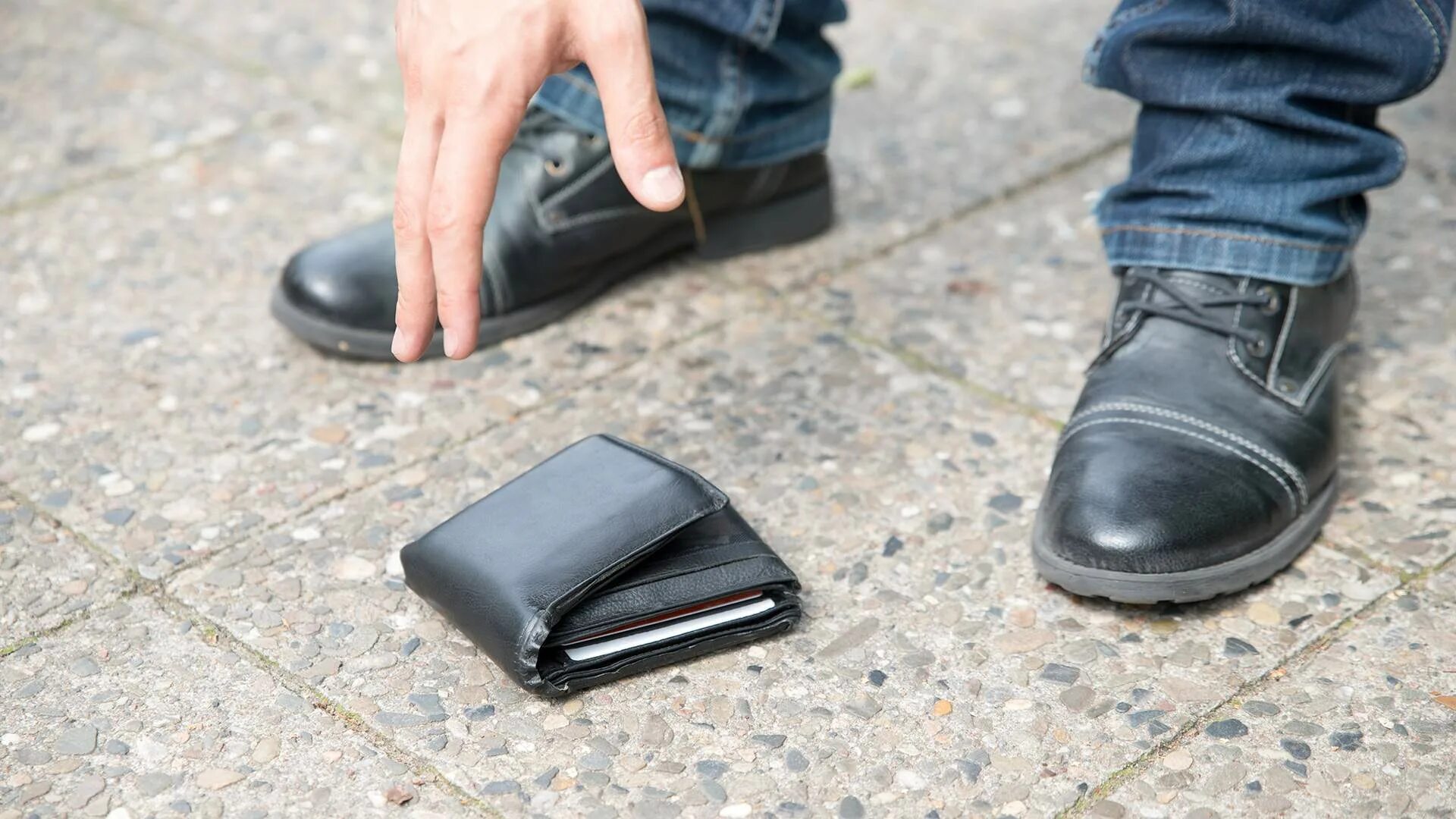 Обвиняющая вещь. Человек нашел деньги на улице. Утерян кошелек. Утерянные вещи. Найден кошелек.