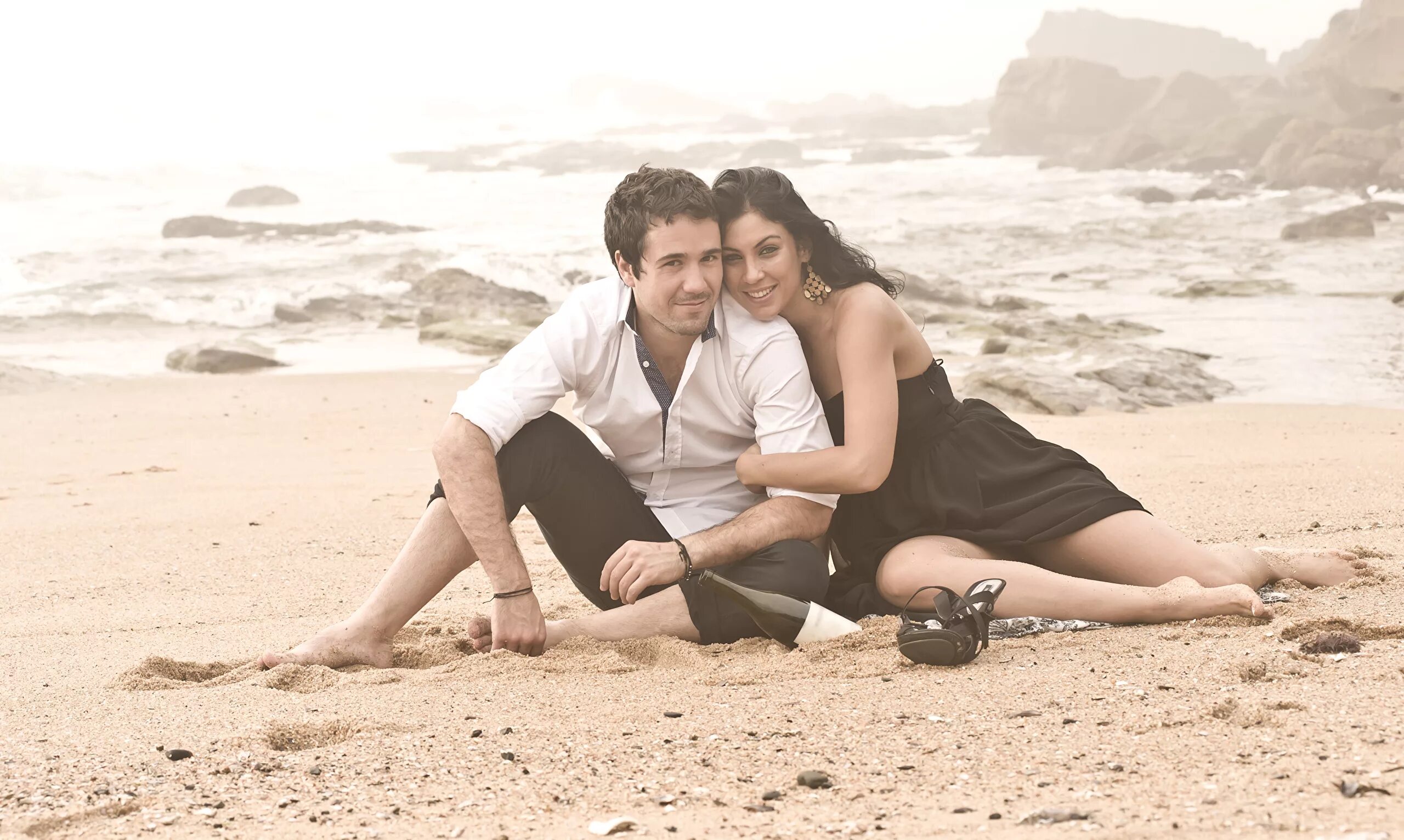 Живу на двоих. Влюбленная пара на пляже. Мужчина и женщина на пляже. Пляж любовь. Мужчина и женщина на берегу.