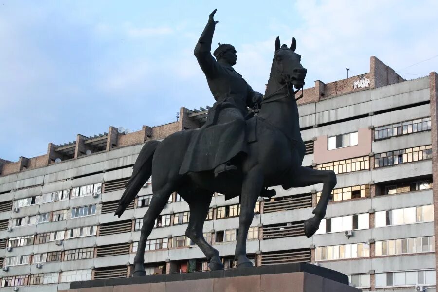 Город имя ворошилова. Памятник ворошилову в луганске. Санаторий им ворошилова ссср. Город имя ворошилова. Санаторий ркка сочи мержанов.