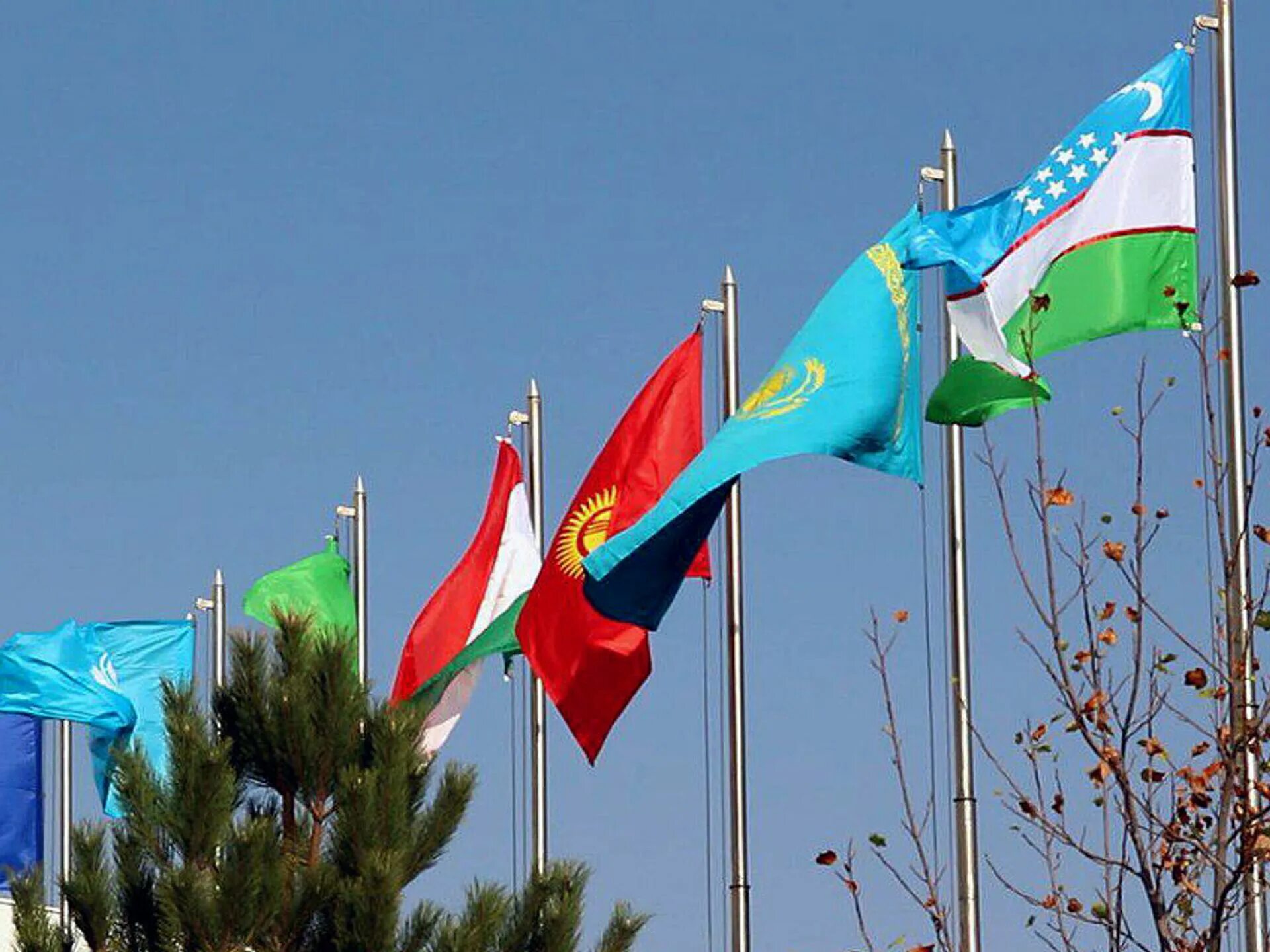 Оон азия. Флаги государств центральной Азии. Флаг Узбекистане у ООН. Узбекистан и Казахстан флаги. ЕС И Центральная Азия.