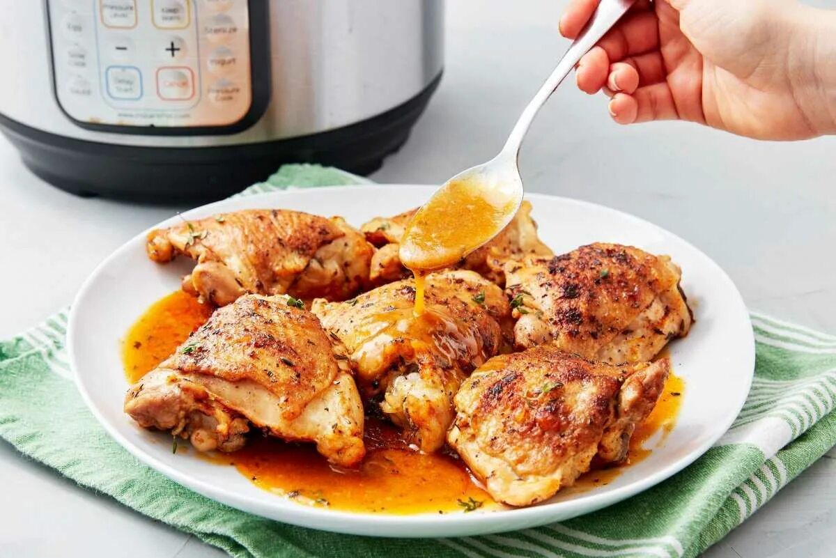 Приготовить курицу в соусе на сковороде. Жареная курица. Курица в медово-горчичном соусе. Бедрышки куриные жареные. Блюда из куриных бедер.