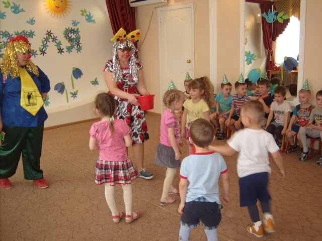 Костюм на день смеха в детский сад. День смеха в детском саду. Наряд на день смеха в садик. День смеха развлечение в ДОУ. Сценарий развлечения день смеха в старшей группе