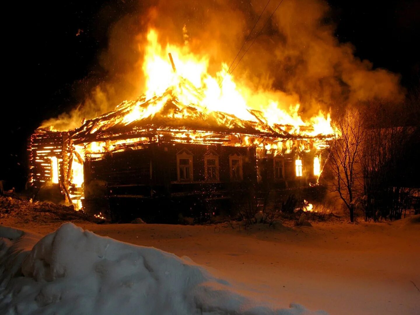 11 января 2023 г. Дом горит. Горящий дом в деревне. Гарещтй дом. Пожар в доме.