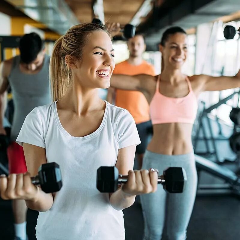 Спортзал для студентов. Заниматься спортом. Спортзал. Тренажерный зал. Спортивные люди.