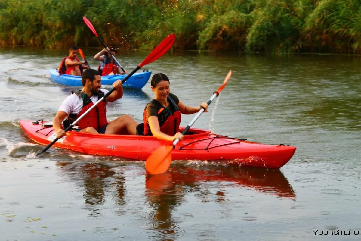 гребля на каноэ. байдарка спорт. человек на байдарке. гонки на каноэ. гребля на байдарках и каноэ.