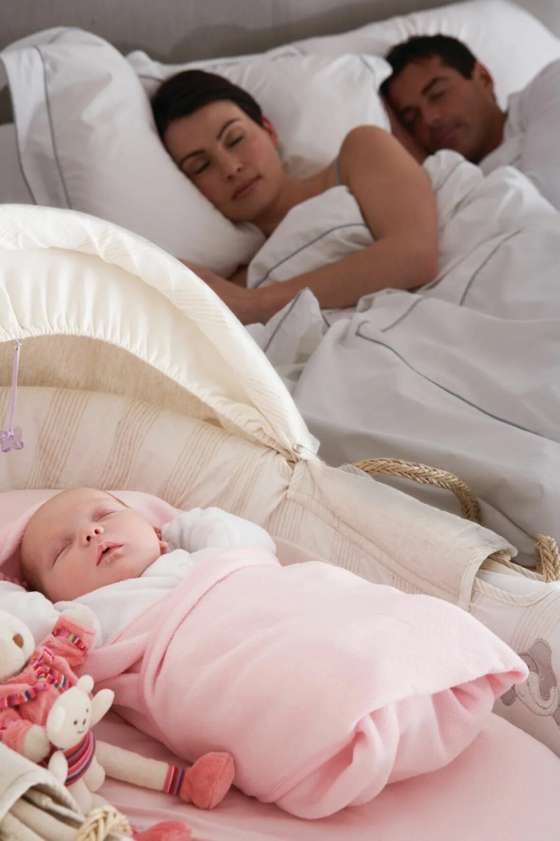Увидеть во сне дочь. Новорожденный ребенок в кроватке. Кроватка для новорожденного. Кровать для детей.