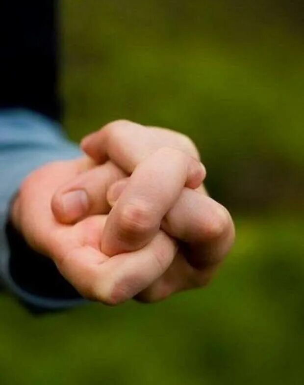 Совсем нечего делать. Кулачки на удачу. что делать когда нечего делать. держим кулачки. держит в кулаке.