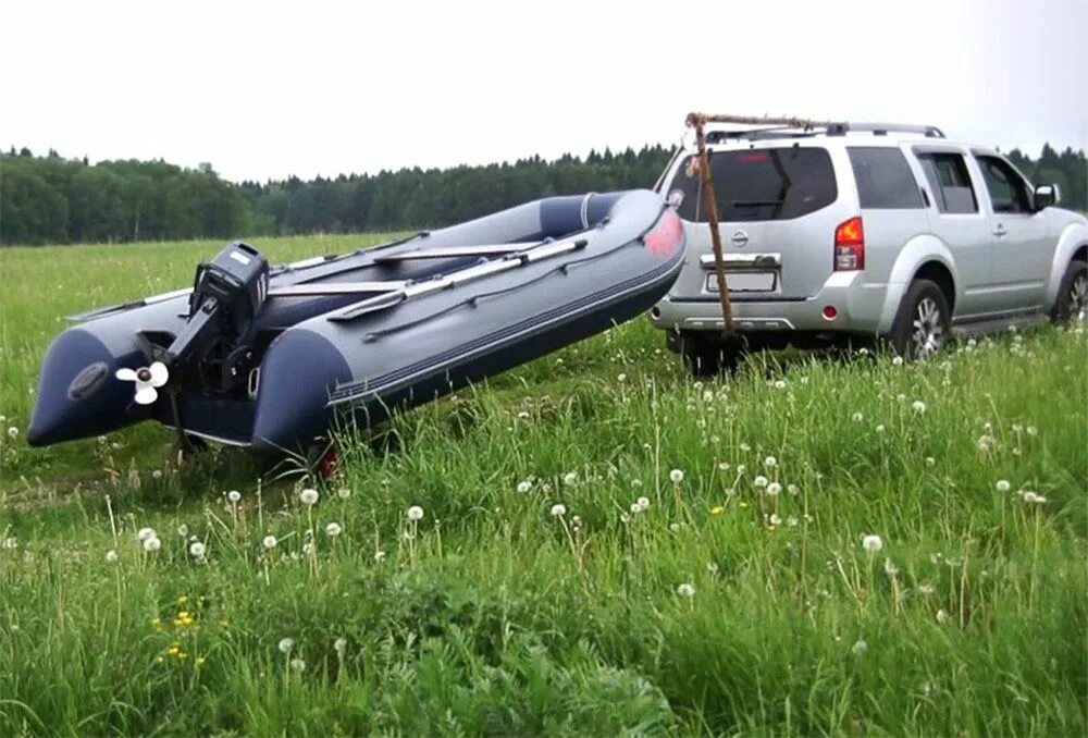 Лодка пвх на крыше автомобиля. Ротан 380к транцевые. Перевозка лодки ПВХ. Транспортировка лодки ПВХ. Буксировка ПВХ лодки на транцевых колесах.