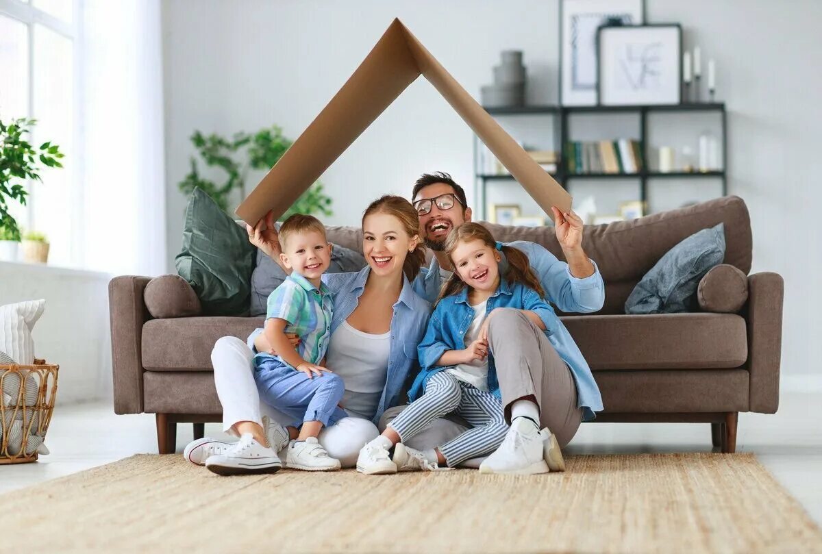 Семейная ипотека до 2030 условия. Счастливая семья в квартире. Семья со счастливым ребёнком. Семья ипотека. Ребенок в семье.