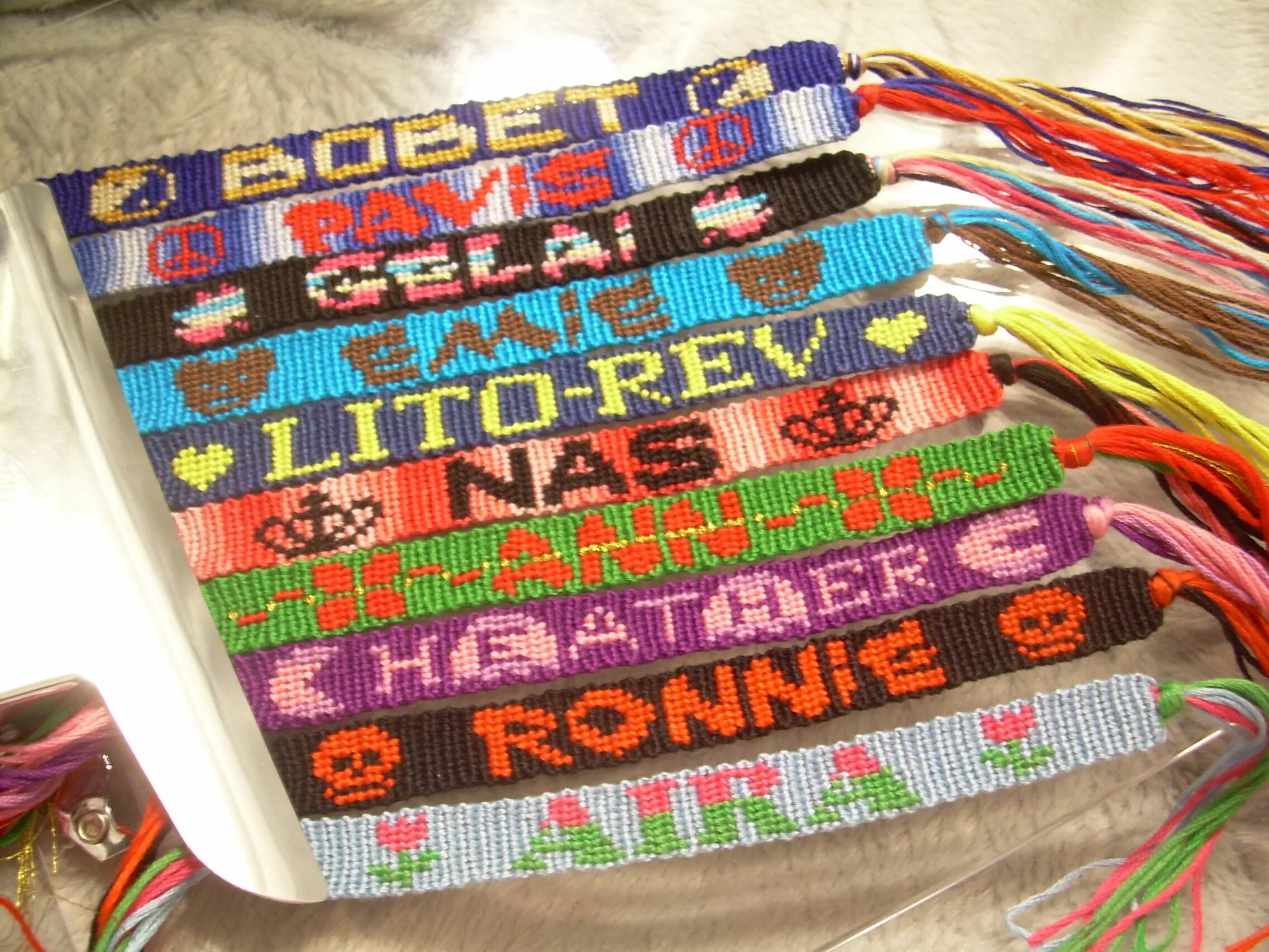 Фенечки из бисера с именами. Именная фенечка из мулине. Именная фенечка. Феечки из бисера с именами. Именная фенечка.