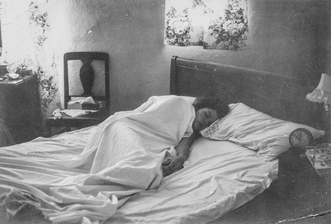 Мать установила камеру. Вид кроватей 1941 года в России. Vintage Sleep. Страшилка отец этой девушки страдает лунатизмом. Sleeping Vintage.