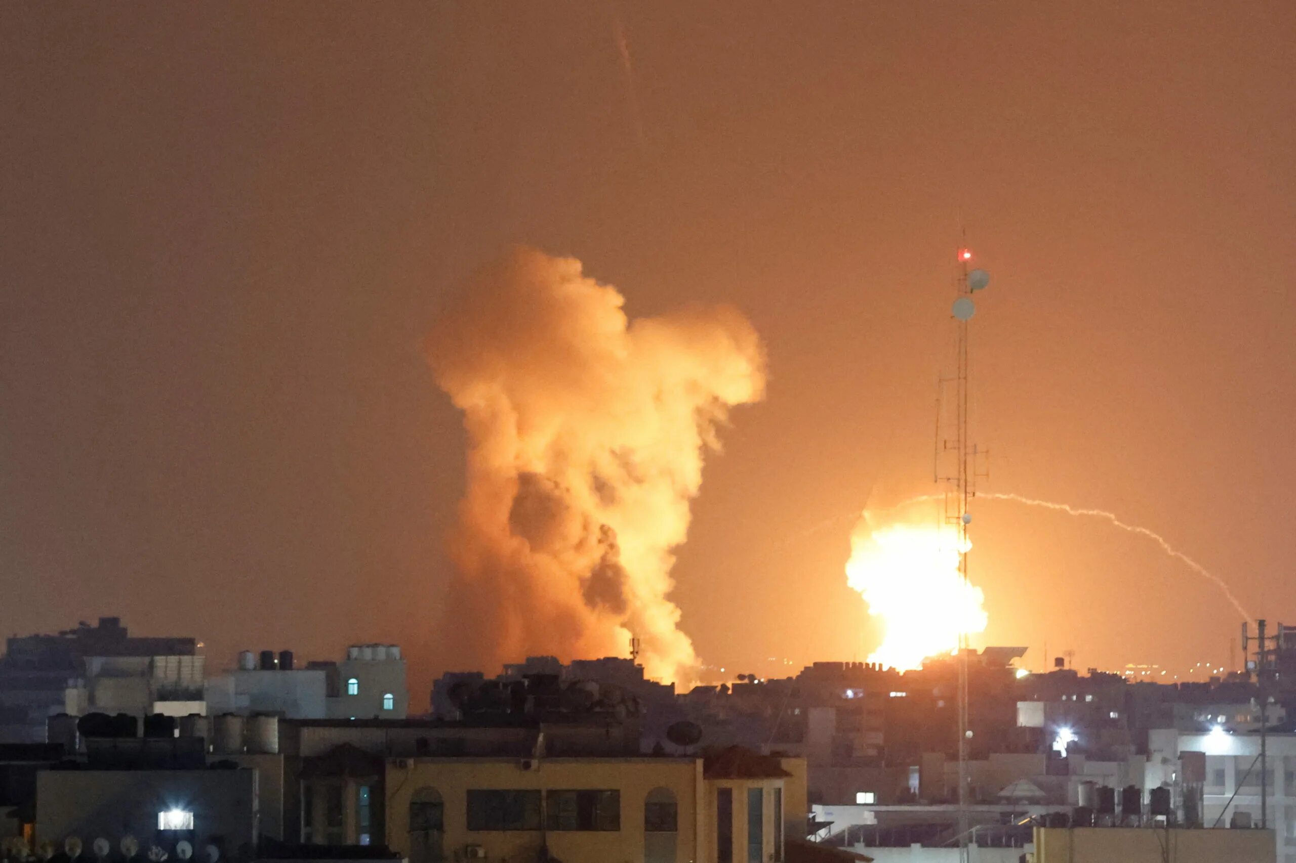 Сектор газа обстреляли Тель Авив. Взрыв ракеты. Операция израиля в секторе