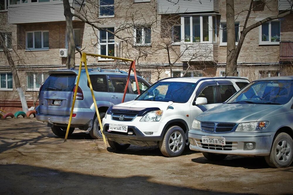 Б у автомобили приморский край. Владивосток автомобили. Неправильная парковка во дворе. Машины с приморскими. Дворы парковка Владивосток.